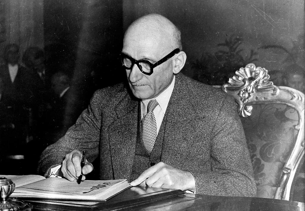 Signature de la Convention européenne des droits de l'homme par Robert Schuman (Rome, 4 novembre 1950)
