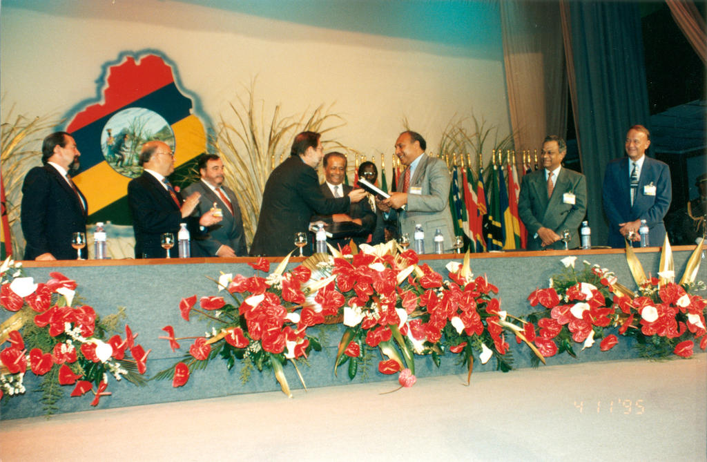 Signature de la quatrième convention de Lomé (Maurice, 4 novembre 1995)