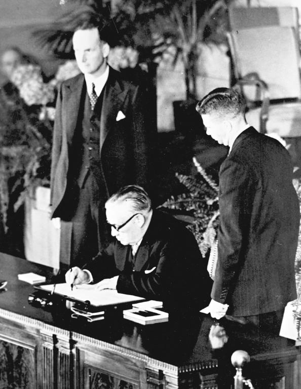 Ernest Bevin signe le traité de l'Atlantique Nord (Washington, 4 avril 1949)