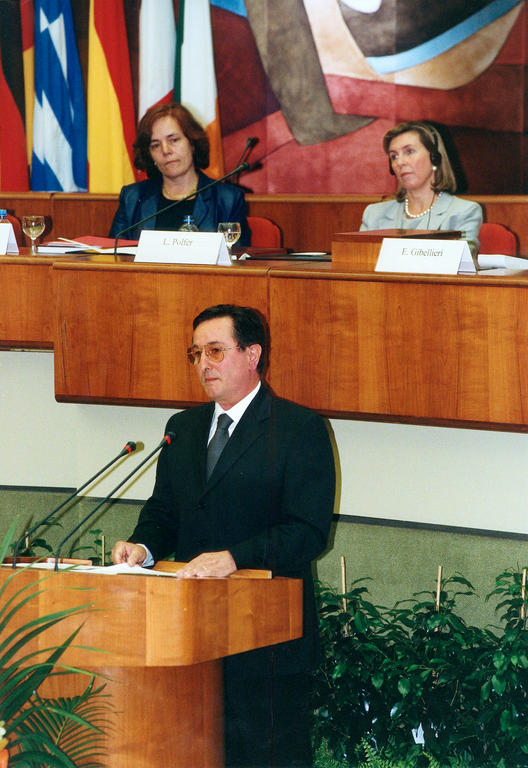 Enrico Gibellieri prononçant le discours de clôture de la séance solennelle (Luxembourg, 27 juin 2002)