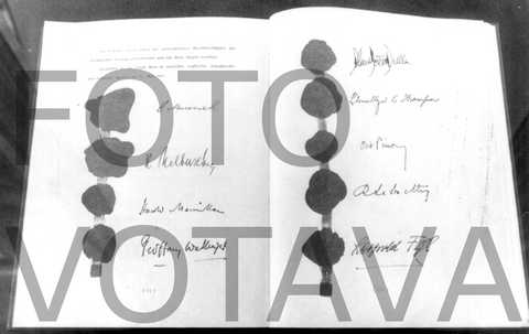 Signatures apposées sur le traité d'État (Vienne, 15 mai 1955)
