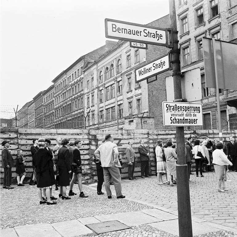 Rally in front of the Berlin Wall (13 August 1962)