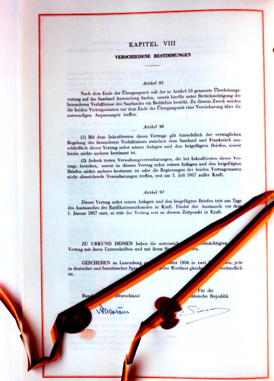Signatures apposées sur le traité réglant la question de la Sarre (27 octobre 1956)