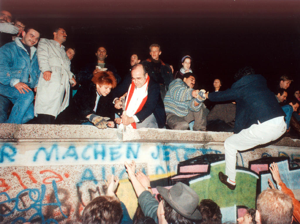 Collapse of the Berlin Wall (Berlin, 9 November 1989)