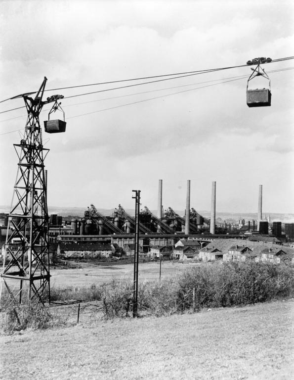 Transport de minerai de fer devant le complexe sidérurgique de l'ARBED à Esch-sur-Alzette (Luxembourg)