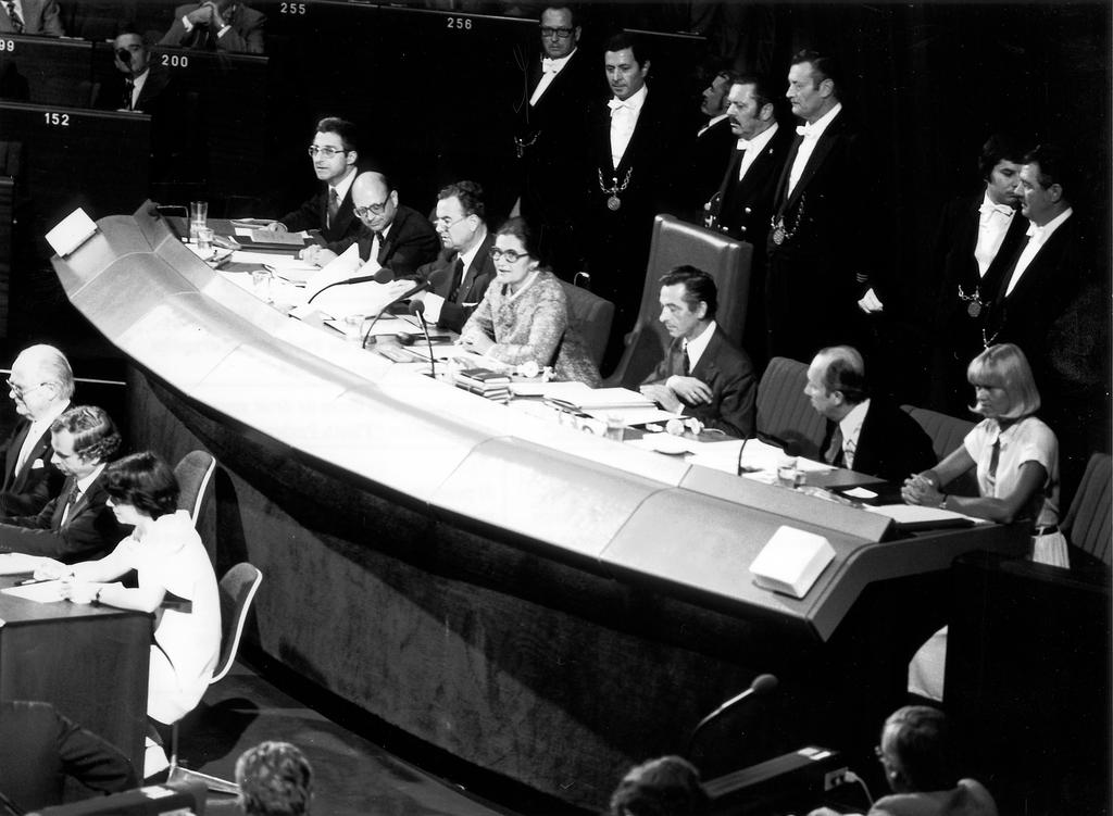 Simone Veil présidant la première session du Parlement européen élu au suffrage universel direct (Strasbourg, juillet 1979)