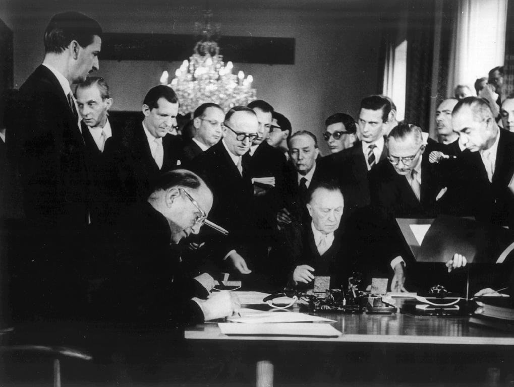 Signing of the ratification agreements (Bonn, 5 May 1955)