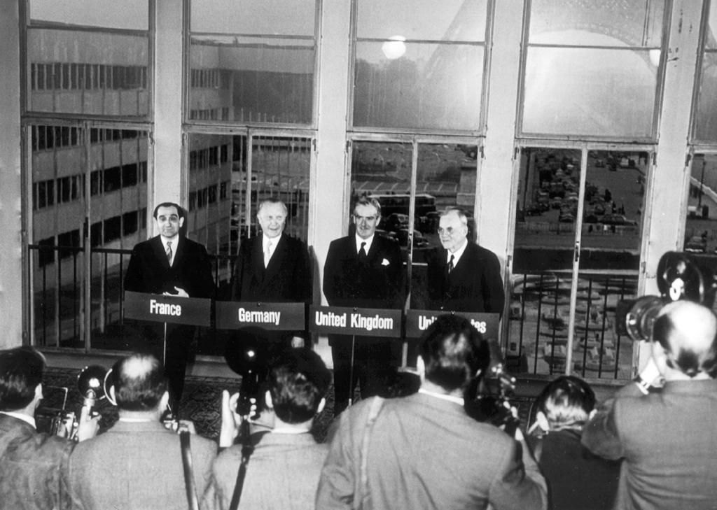 Conférence de presse suite à la signature des Accords de Paris (23 octobre 1954)
