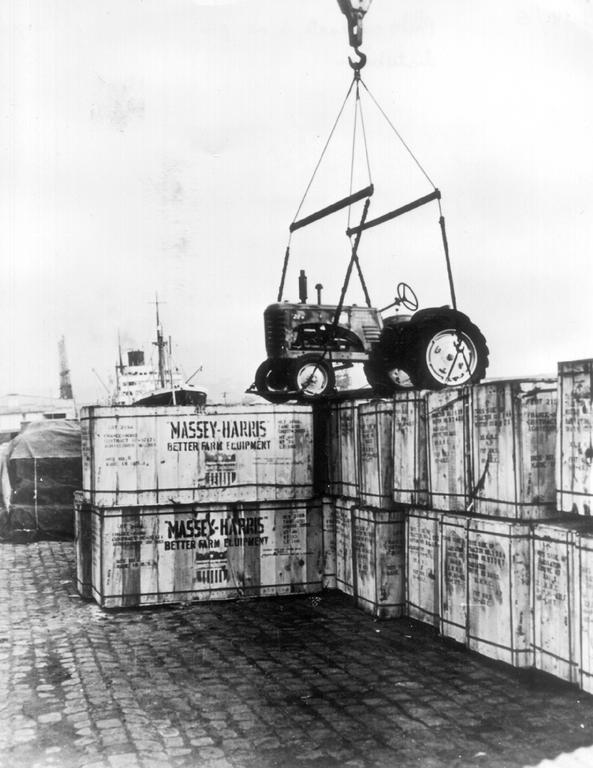 Livraison de tracteurs dans le cadre du plan Marshall (Le Havre, 1949)