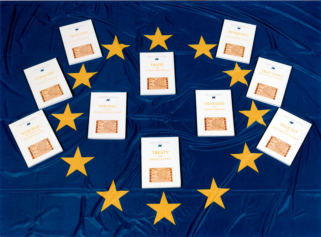 Photo symbolique montrant le traité de Maastricht dans les 10 langues officielles de l'UE