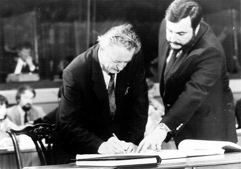 Roland Dumas signe l'Acte unique européen (Luxembourg, 17 février 1986)