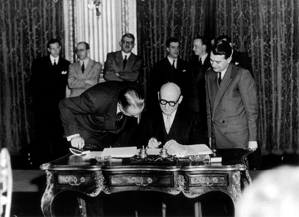 Robert Schuman unterzeichnet den Pariser Vertrag (Paris, 18. April 1951)