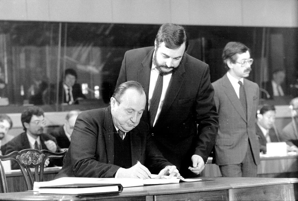 Hans-Dietrich Genscher signe l'Acte unique européen (Luxembourg, 17 février 1986)