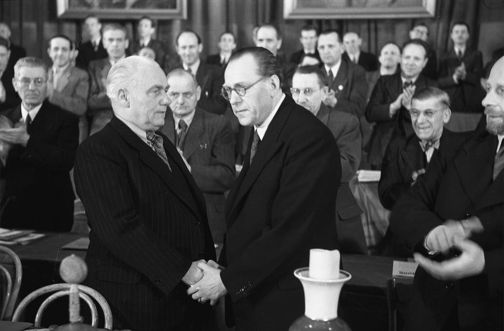 Wilhelm Pieck and Otto Grotewohl found the SED (Berlin, 21 and 22 April 1946)