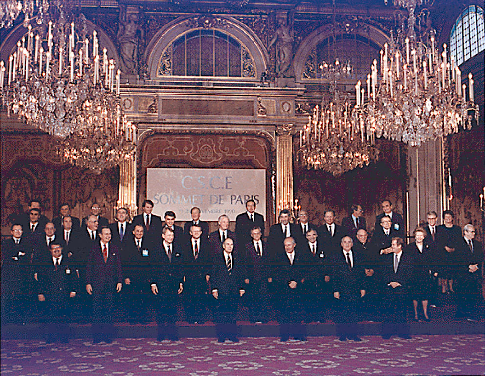Group photo at the CSCE Summit in Paris (Palais de l'Élysée, 21 November 1990)
