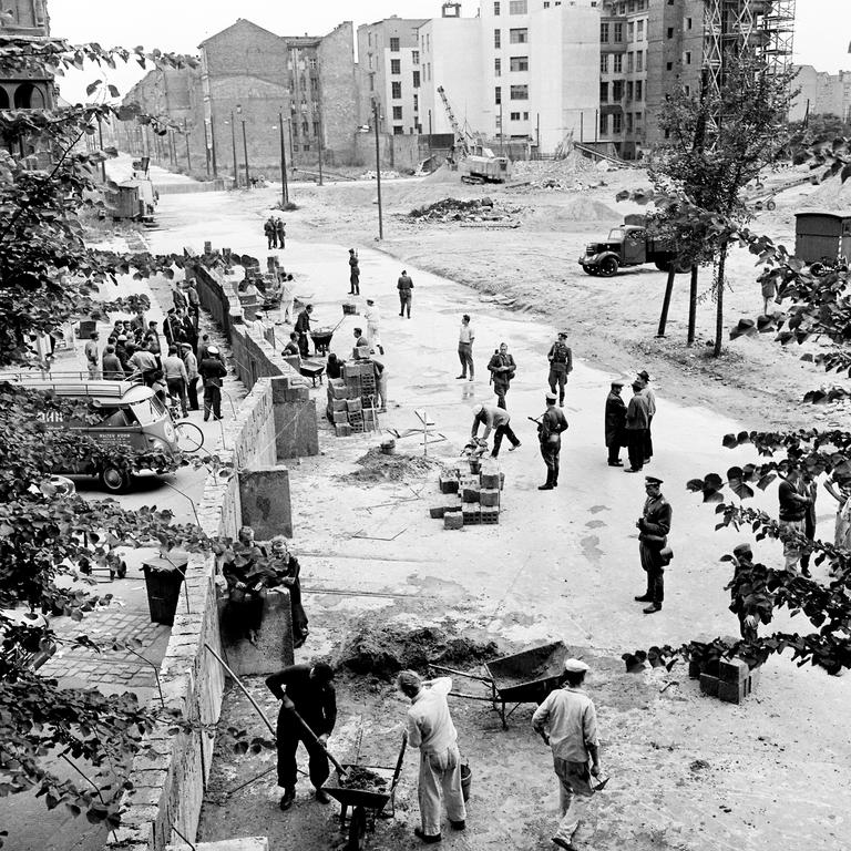 Construction of the Berlin Wall (18 August 1961)
