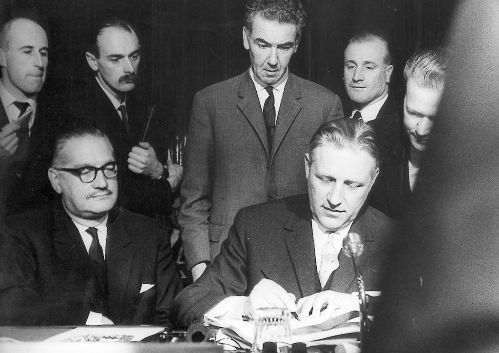 Signature par le Luxembourg du traité de fusion des exécutifs (Bruxelles, 8 avril 1965)