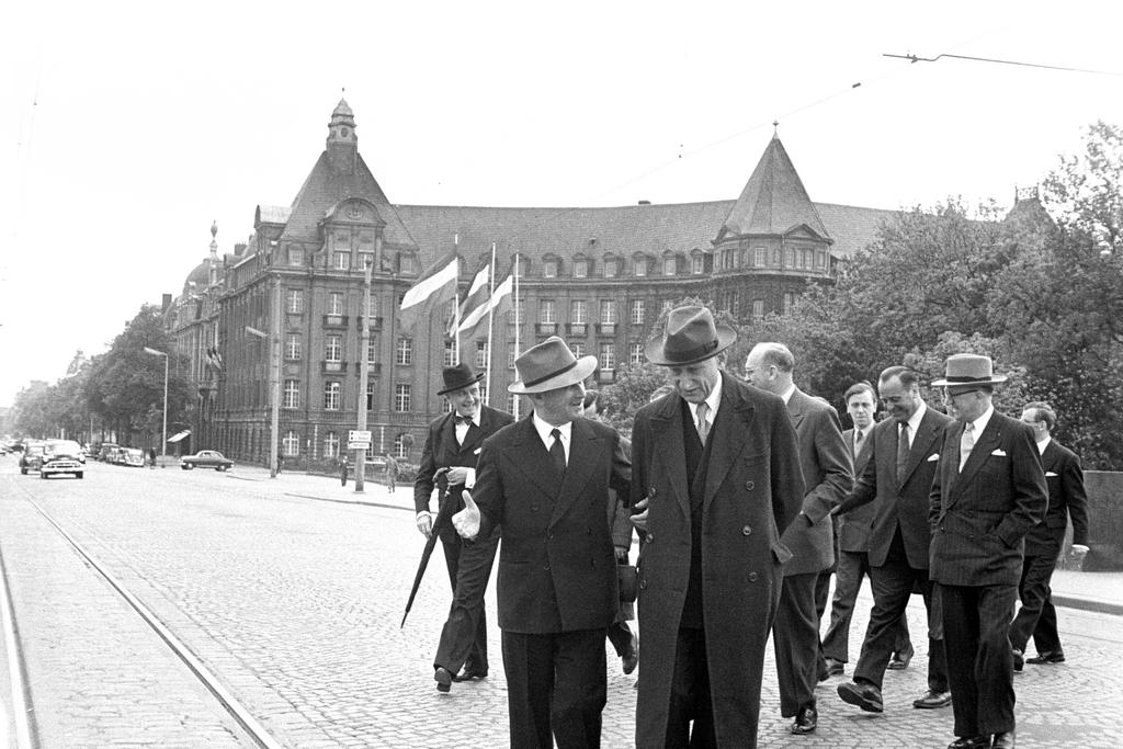 Jean Monnet et Robert Schuman devant le bâtiment de la Haute Autorité (Luxembourg, 9 mai 1953)