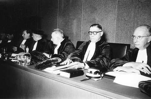 Première séance de la Cour de justice au Cercle municipal (I) (Luxembourg, 28 octobre 1954)