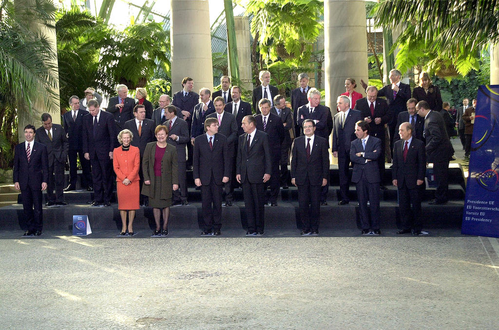 Photo de famille du Conseil européen de Laeken (14-15 décembre 2001)