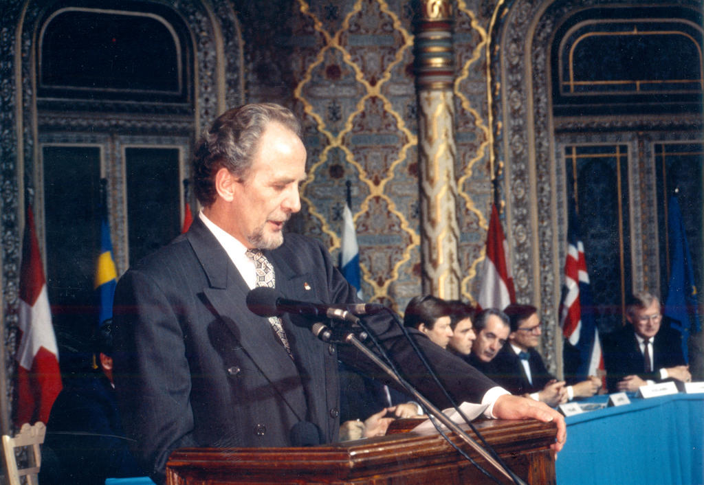 Jón Baldvin Hannibalsson during the signing of the EEA Agreement (Oporto, 2 May 1992)