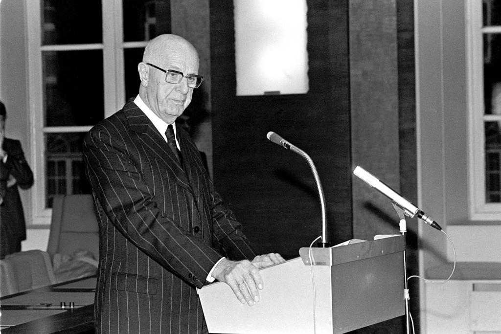 Pierre Harmel reçoit le prix Atlantique (Bruxelles, 25 novembre 1987)