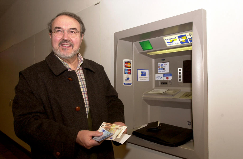 Pedro Solbes Mira makes cash withdrawal in euros (Brussels, 1 January 2002)