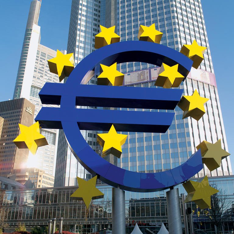 Symbole de l'euro au pied du bâtiment de la Banque centrale européenne