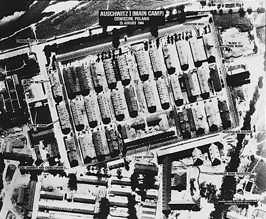 Vue aérienne du camp de concentration d'Auschwitz (Pologne, 25 août 1944)