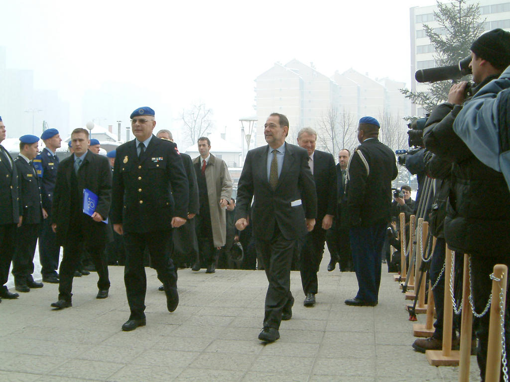 Arrivée au quartier général de la mission de police de l'Union européenne (Sarajevo, 15 janvier 2003)