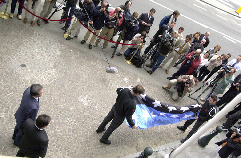 Cérémonie de descente du drapeau de la CECA (Bruxelles, 23 juillet 2002)