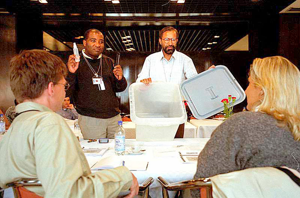 Organisation par l'OSCE des élections municipales au Kosovo (28 octobre 2000)