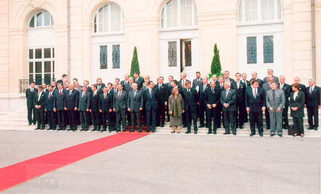 Group photo of the WEU Council of Ministers in Marseille (13 November 2000)