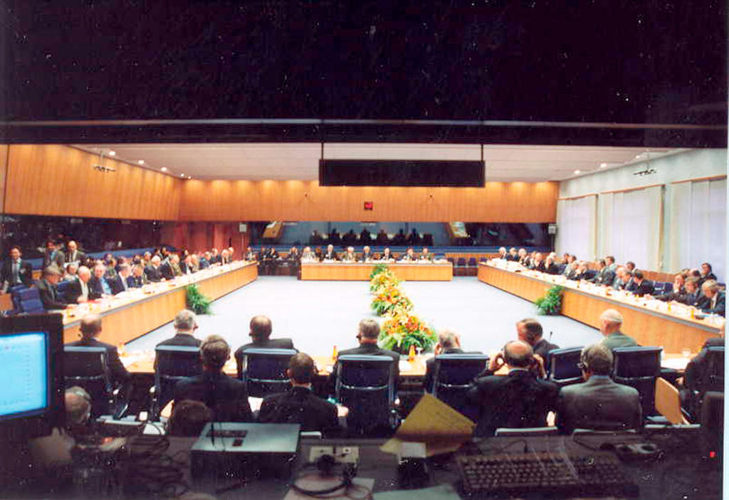 Réunion du Conseil des ministres de l'UEO (Luxembourg, 23 novembre 1999)