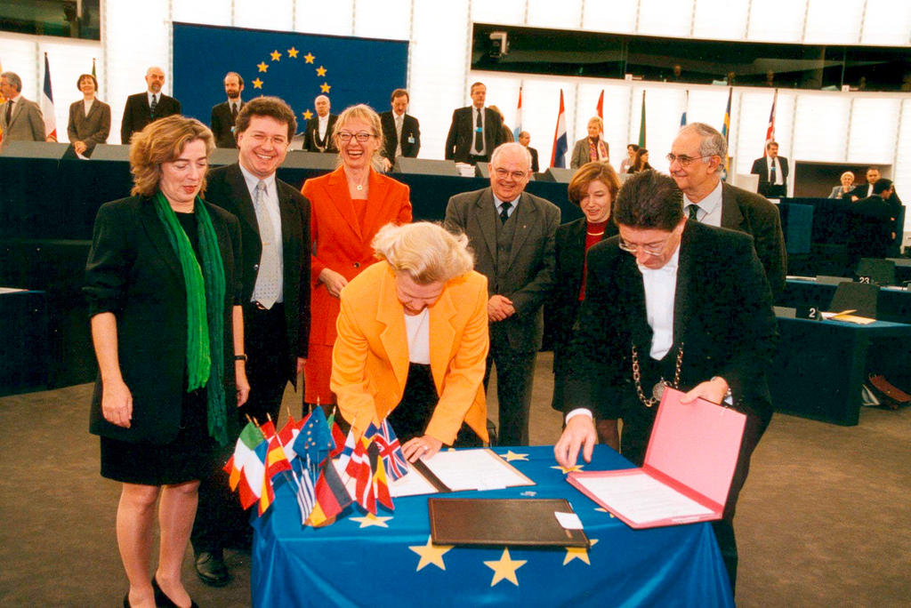 Nicole Fontaine signant le budget 2001 (Strasbourg, 14 décembre 2000)