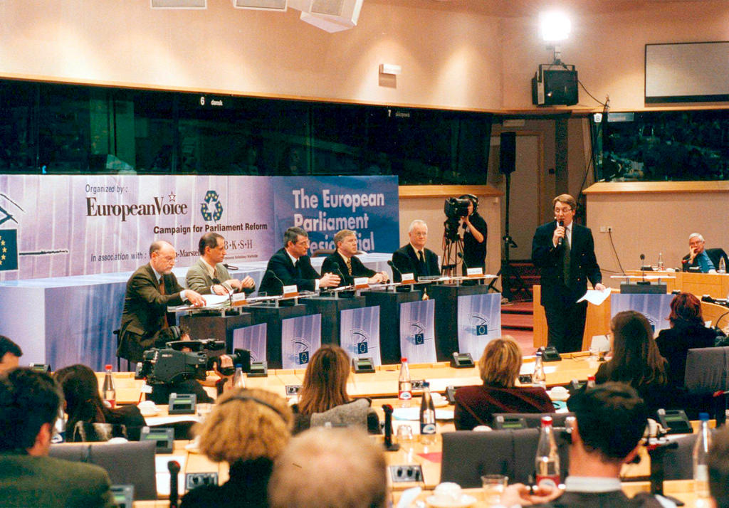 Débat des candidats à la Présidence du Parlement européen (Bruxelles, 28 novembre 2001)