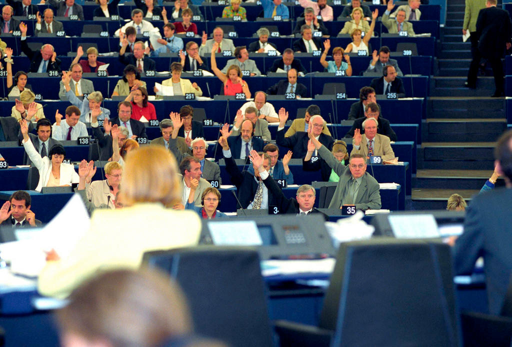 Voting by show of hands in the European Parliament (Strasbourg)