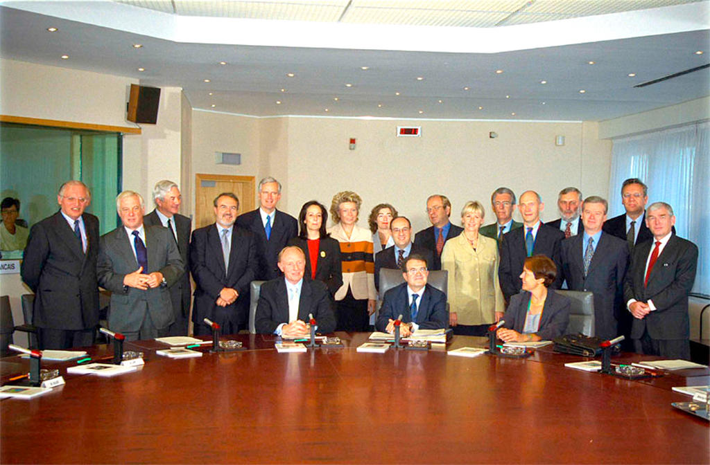 Photo de famille de la Commission Prodi (Bruxelles, 18 septembre 1999)