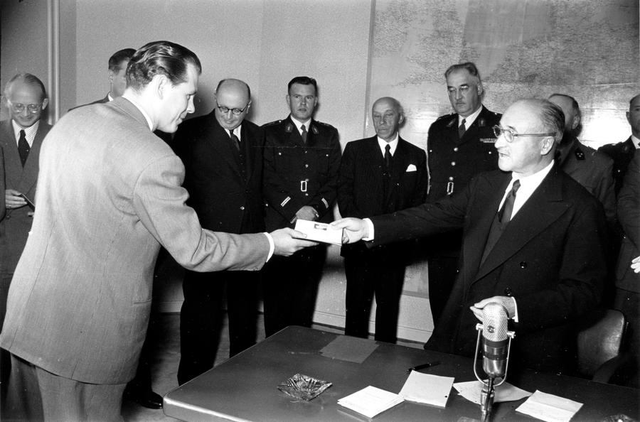 Jean Monnet remettant le nouveau passeport européen (1953)