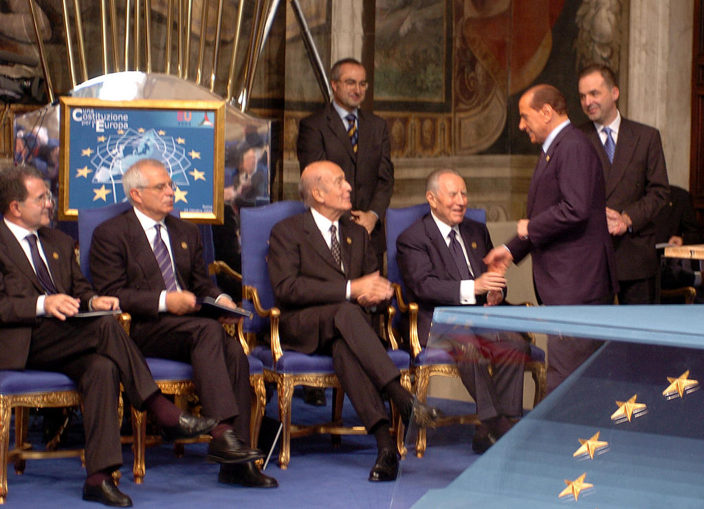 Prodi, Borrell, Giscard d'Estaing, Ciampi et Berlusconi lors de la signature (Rome, 29 octobre 2004)