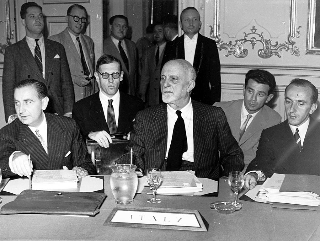 La délégation italienne lors de la première réunion du Comité des ministres (août 1949)