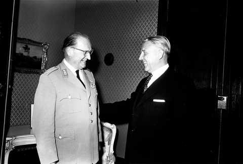 Pierre Werner et le général Speidel (Luxembourg, 18 septembre 1963)