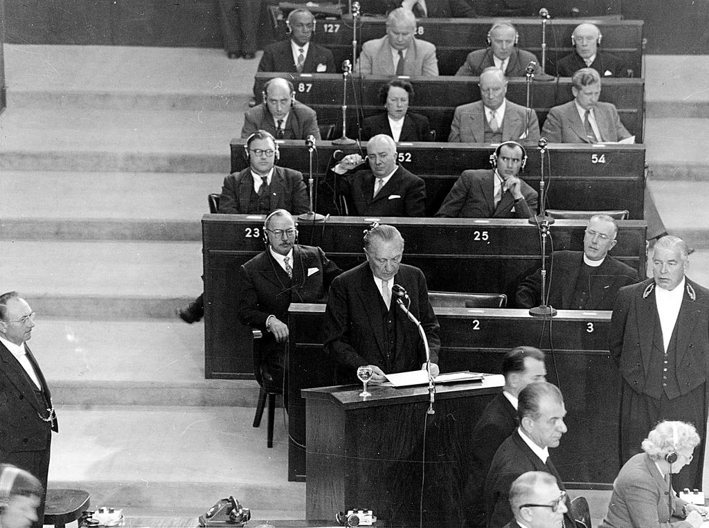 Konrad Adenauer devant l'Assemblée consultative (mai 1954)