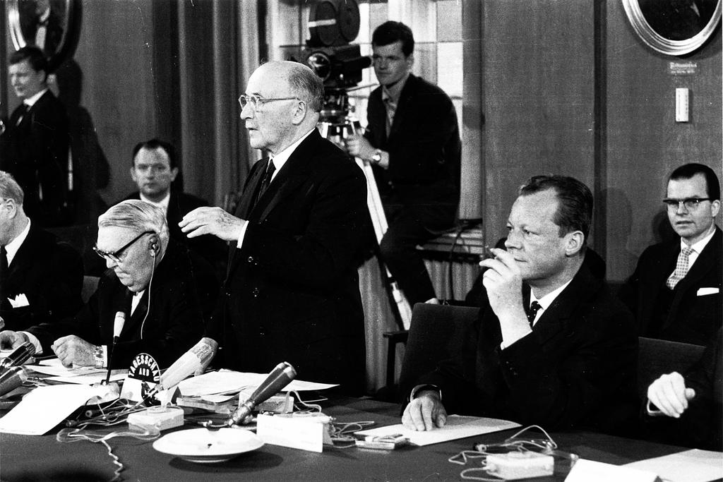 Jean Monnet und Willy Brandt bei einer Pressekonferenz (8.-9. Mai 1965)