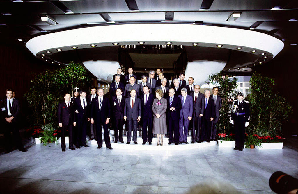 Familiefoto van de Europese Raad te Luxemburg (Luxemburg, 2 en 3 december 1985) 