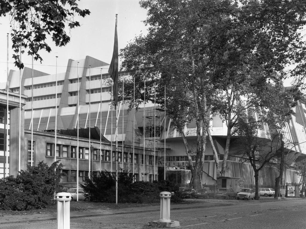 Façades extérieures de l'ancien et du nouveau bâtiment du Conseil de l'Europe (10 octobre 1976)