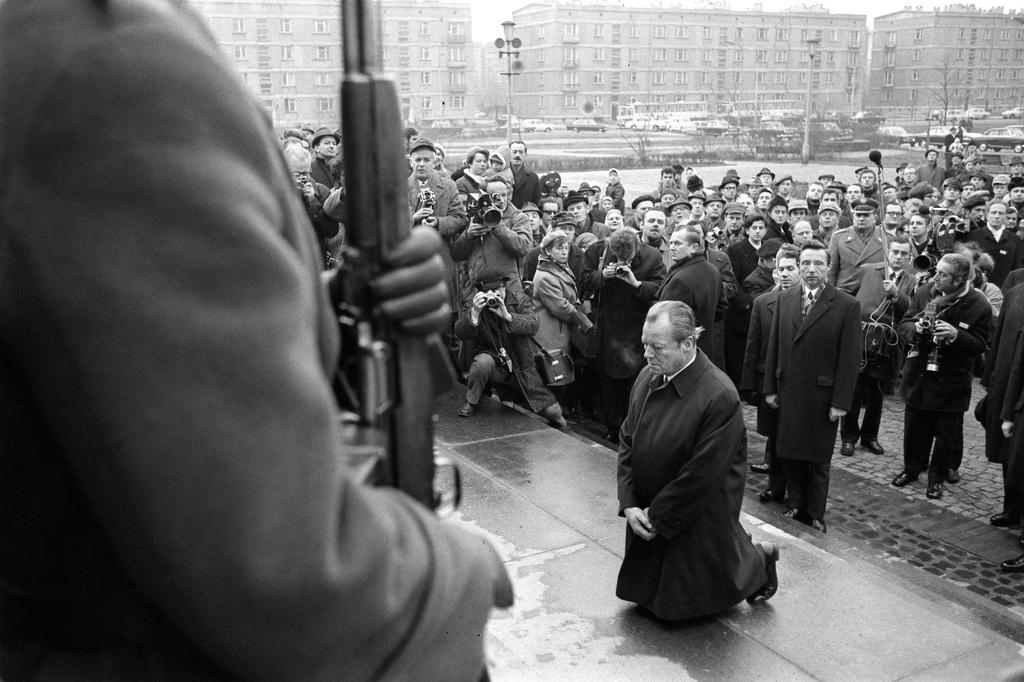 Willy Brandt s'agenouille devant le mémorial du ghetto de Varsovie (Varsovie, 7 décembre 1970)