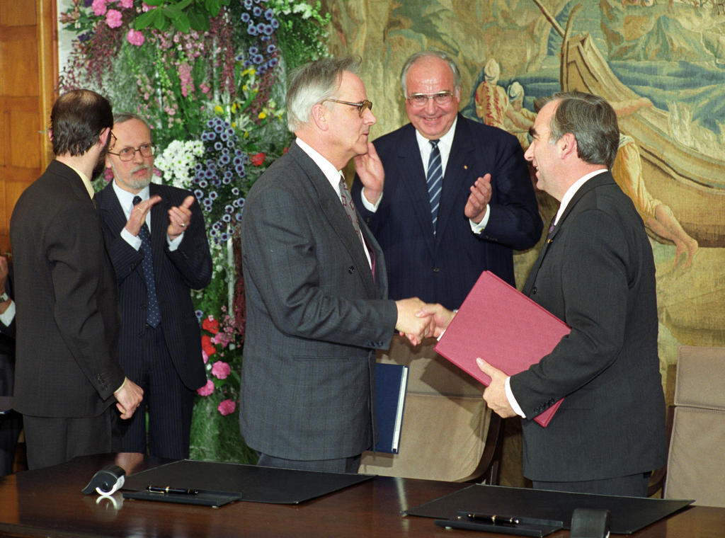 Signature du traité instituant une Union monétaire, économique et sociale (Bonn, 18 mai 1990)