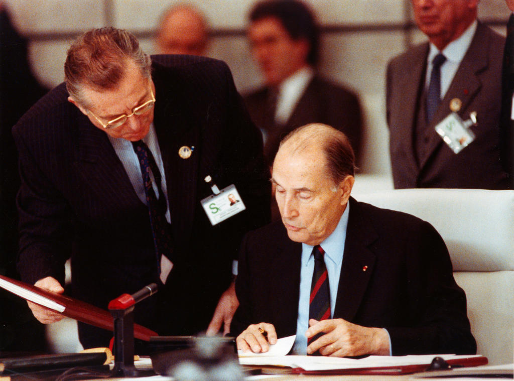 François Mitterrand signant le traité sur les forces armées conventionnelles en Europe (Paris, 19 novembre 1990)