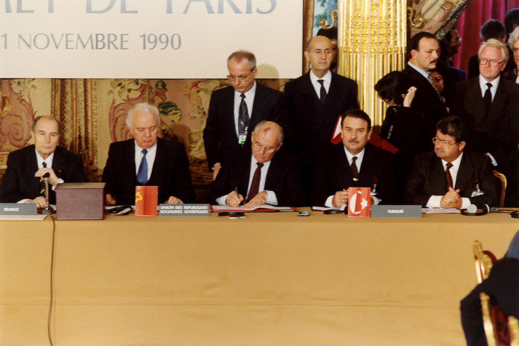 Mikhaïl Gorbatchev signant le traité sur les forces armées conventionnelles en Europe (Paris, 19 novembre 1990)